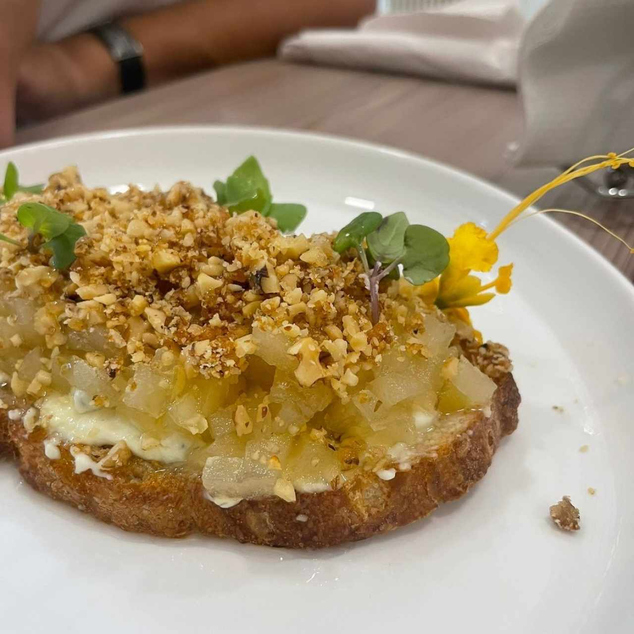 Tostada de pera pochada con queso azul