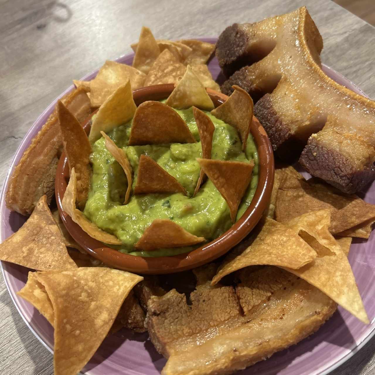 Guacamole con chicharrón 