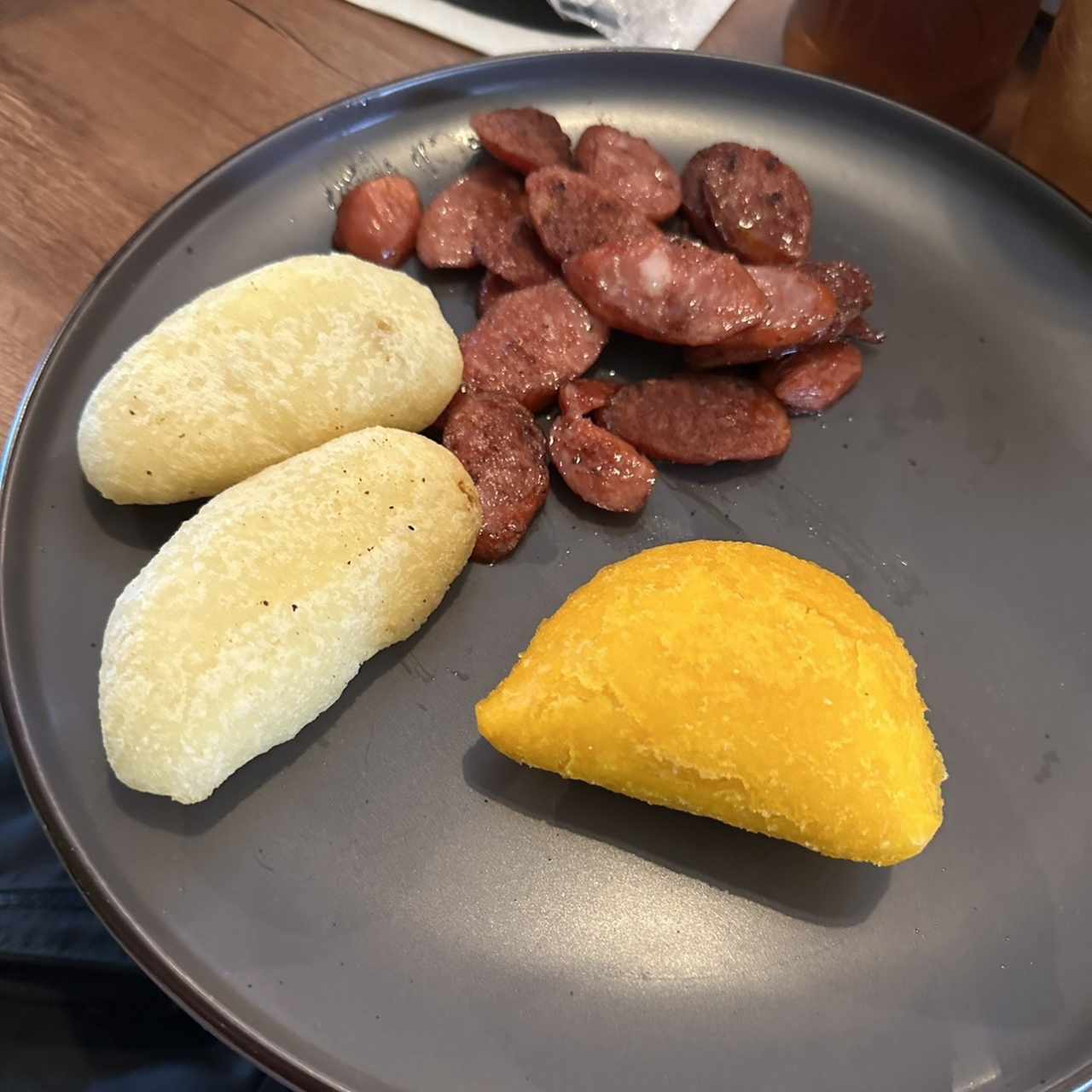 Carimañolas Fritas, Empanada de Maíz Rellena de Carne y Chorizo