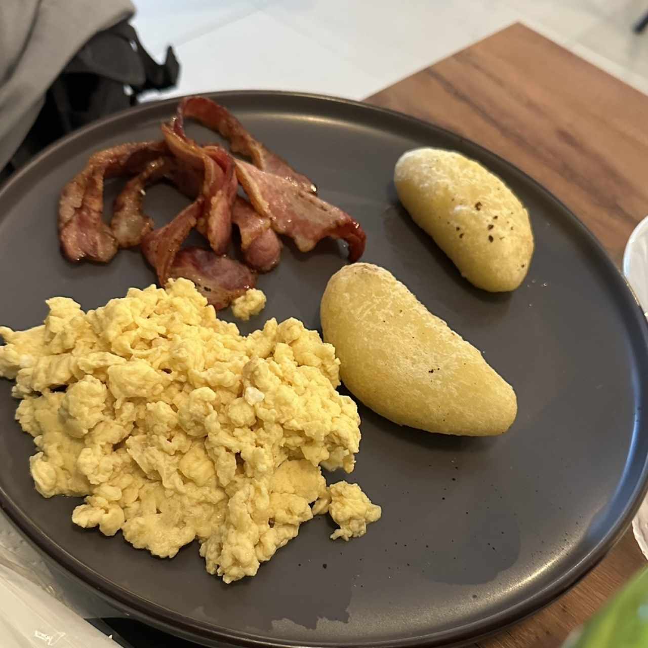 Huevos Revueltos, Carimañolas y Tocino