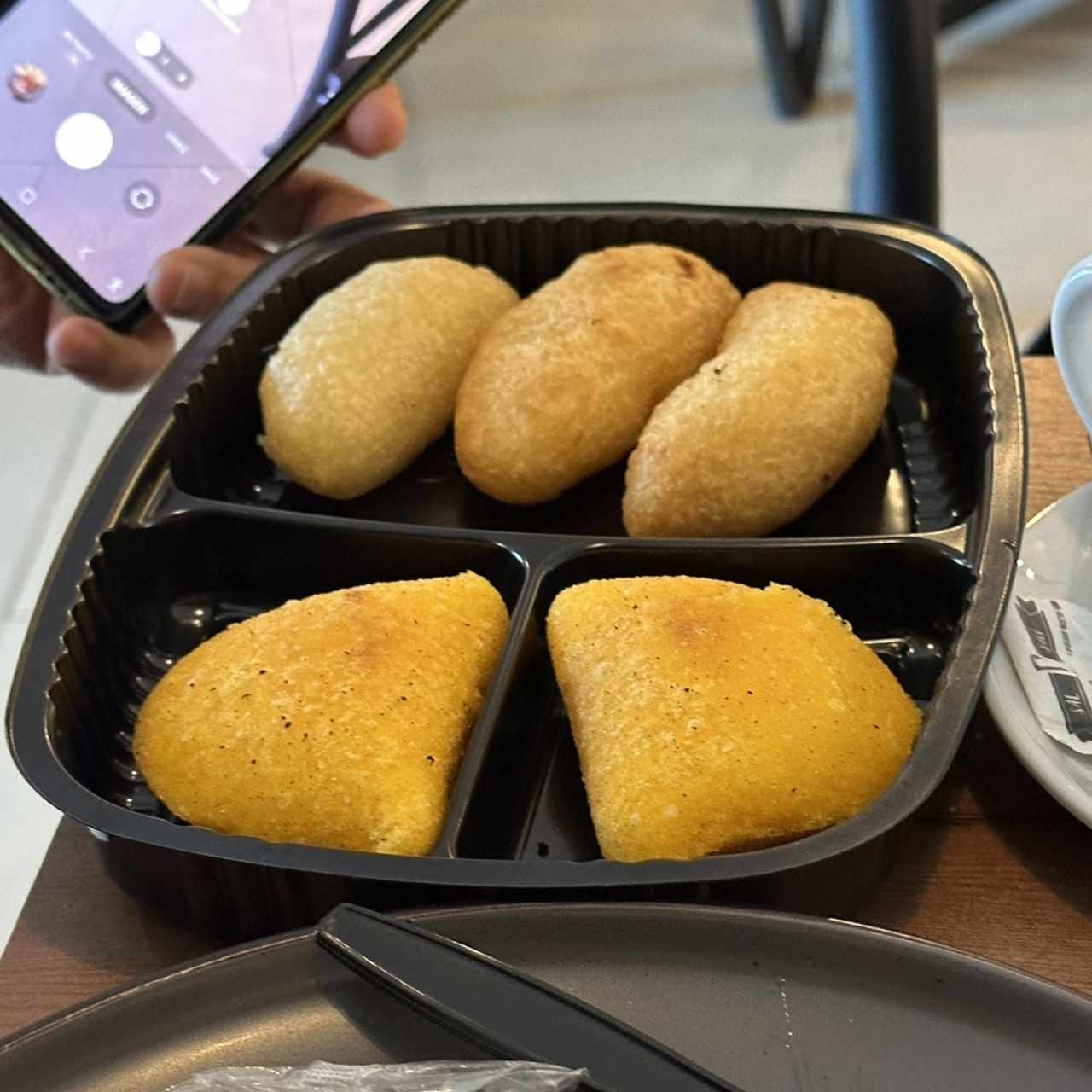 Empanada de Maíz Rellena de Carne y Carimañolas