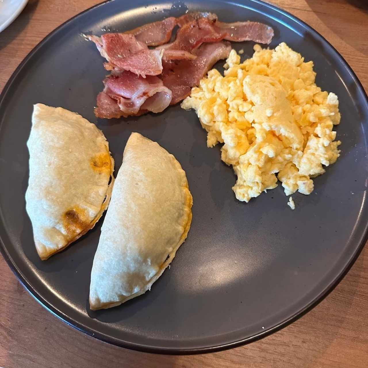 Huevos Revueltos con Tocino y Empanadas de Carne