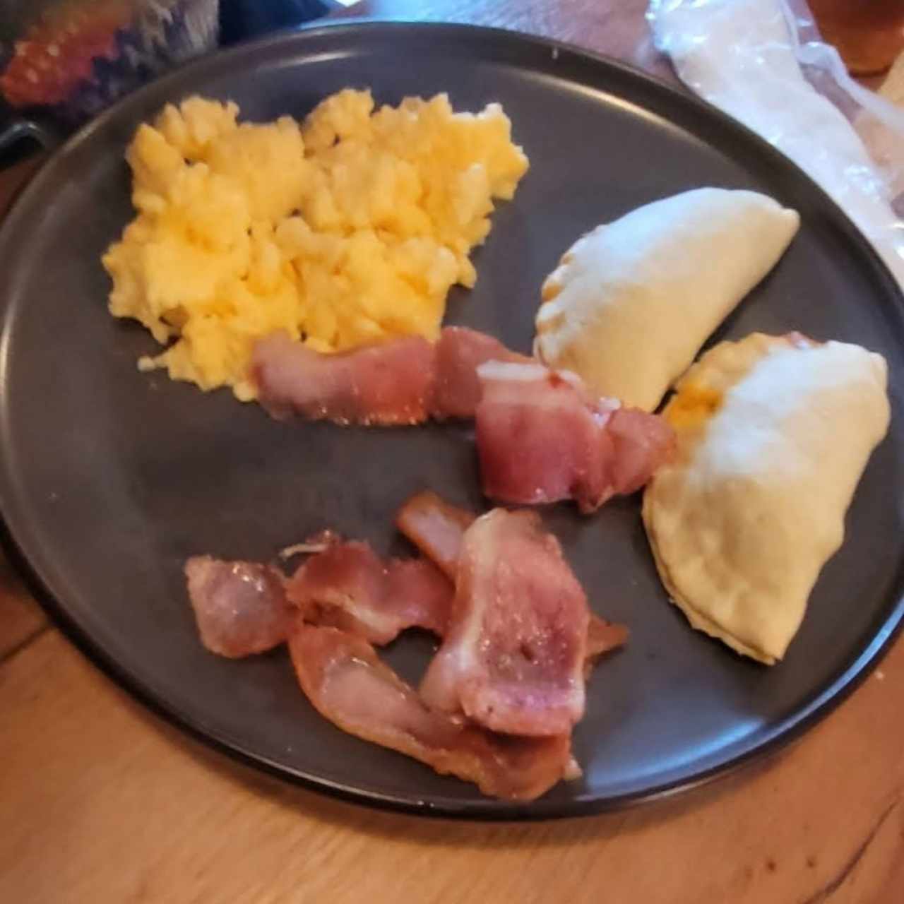 huevos revueltos con tocino y empanadas carne 