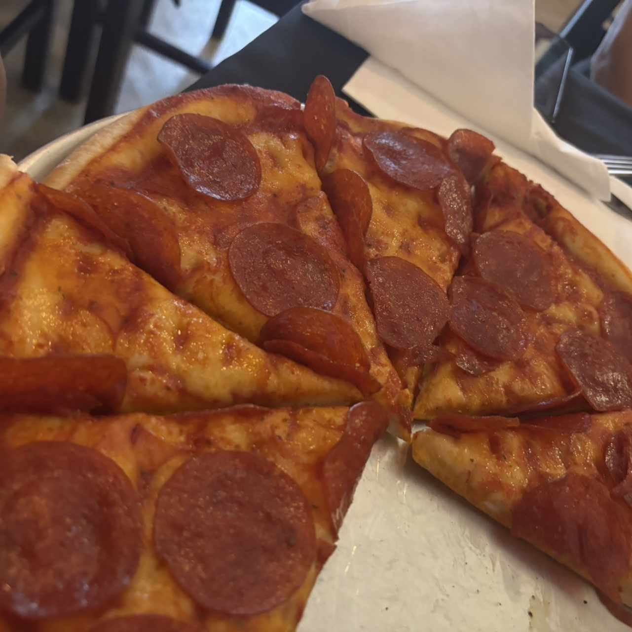 Pizza peperoni sin queso para mi hija, excelente