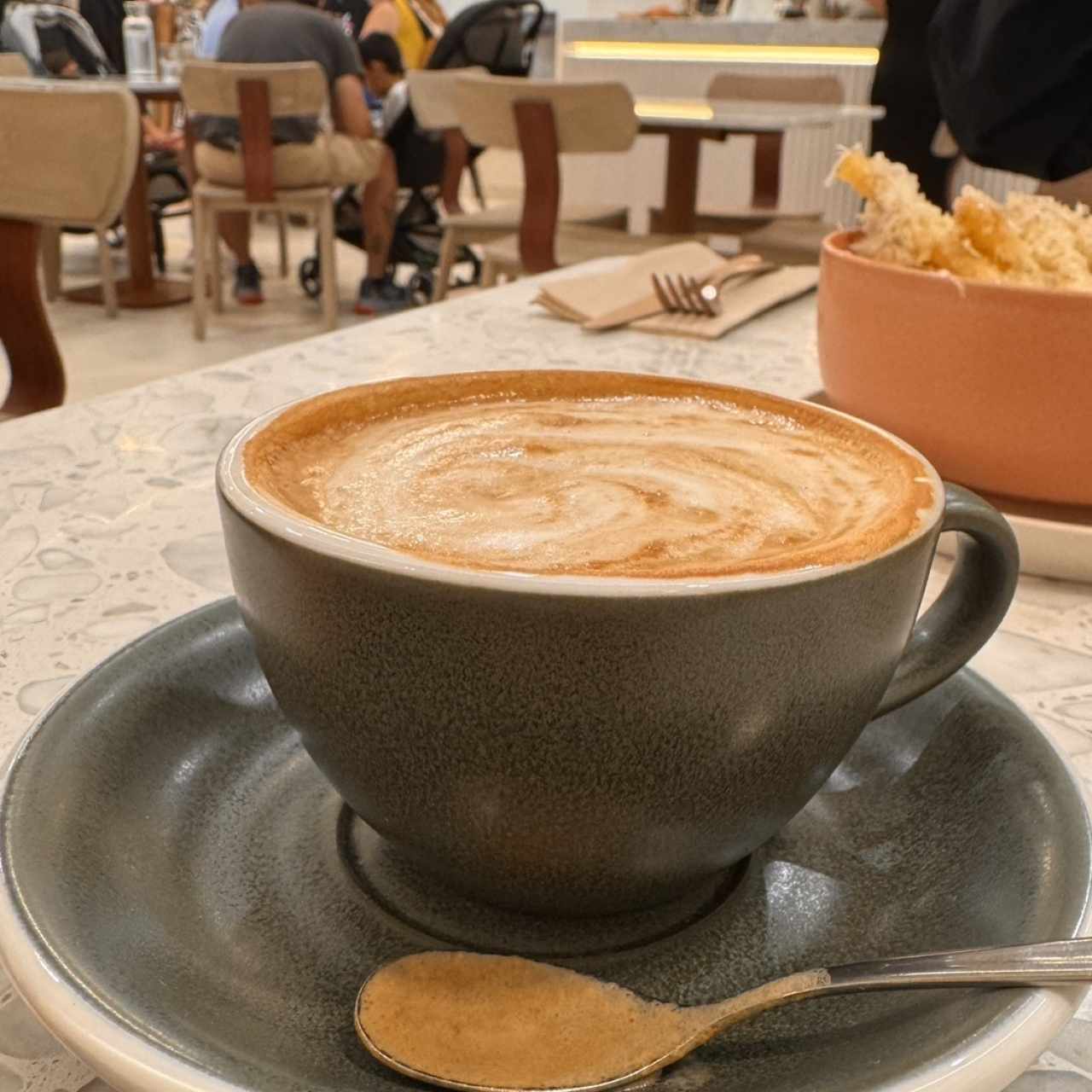 Cappuccino con leche de soya y truffle fries