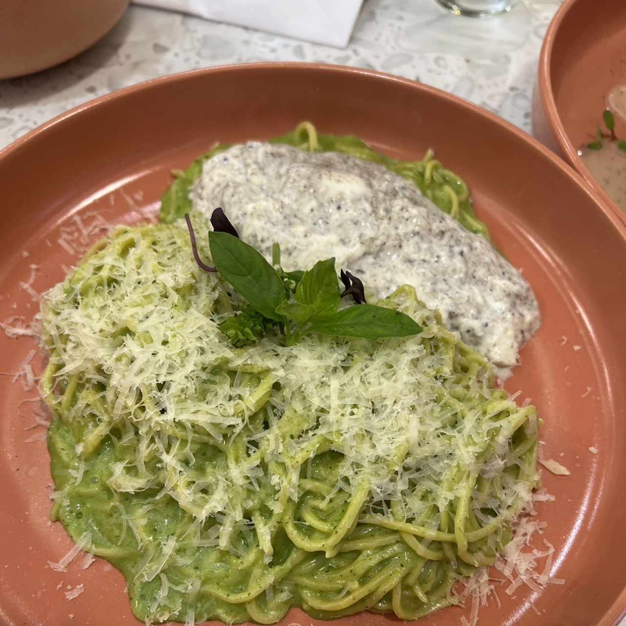 Pasta al pesto trufada