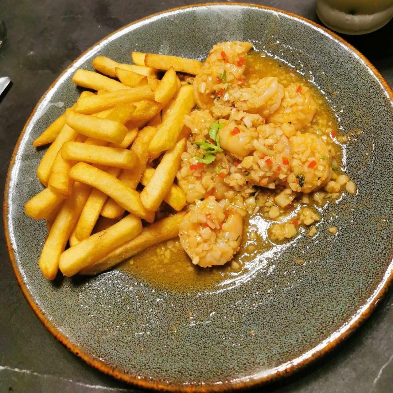 Camarones al ajillo con papas fritas