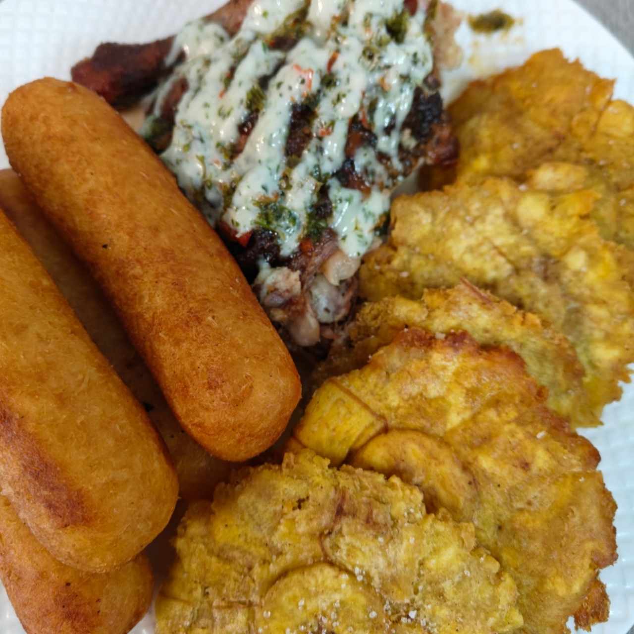 un cuarto de pollo con patacones, adicional yucas fritas