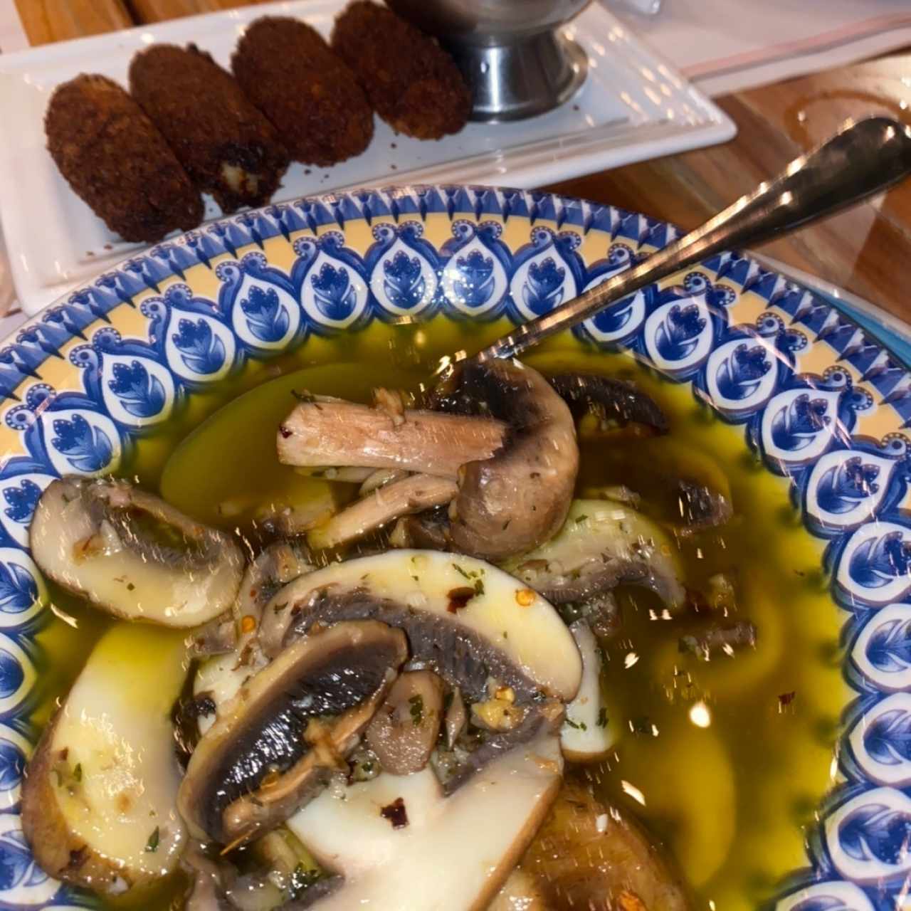 Hongos salteados y croquetas de jamón