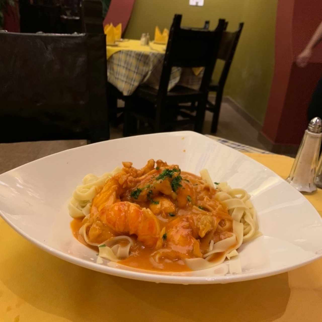 Fettuccine con colas de langosta en salsa rosada