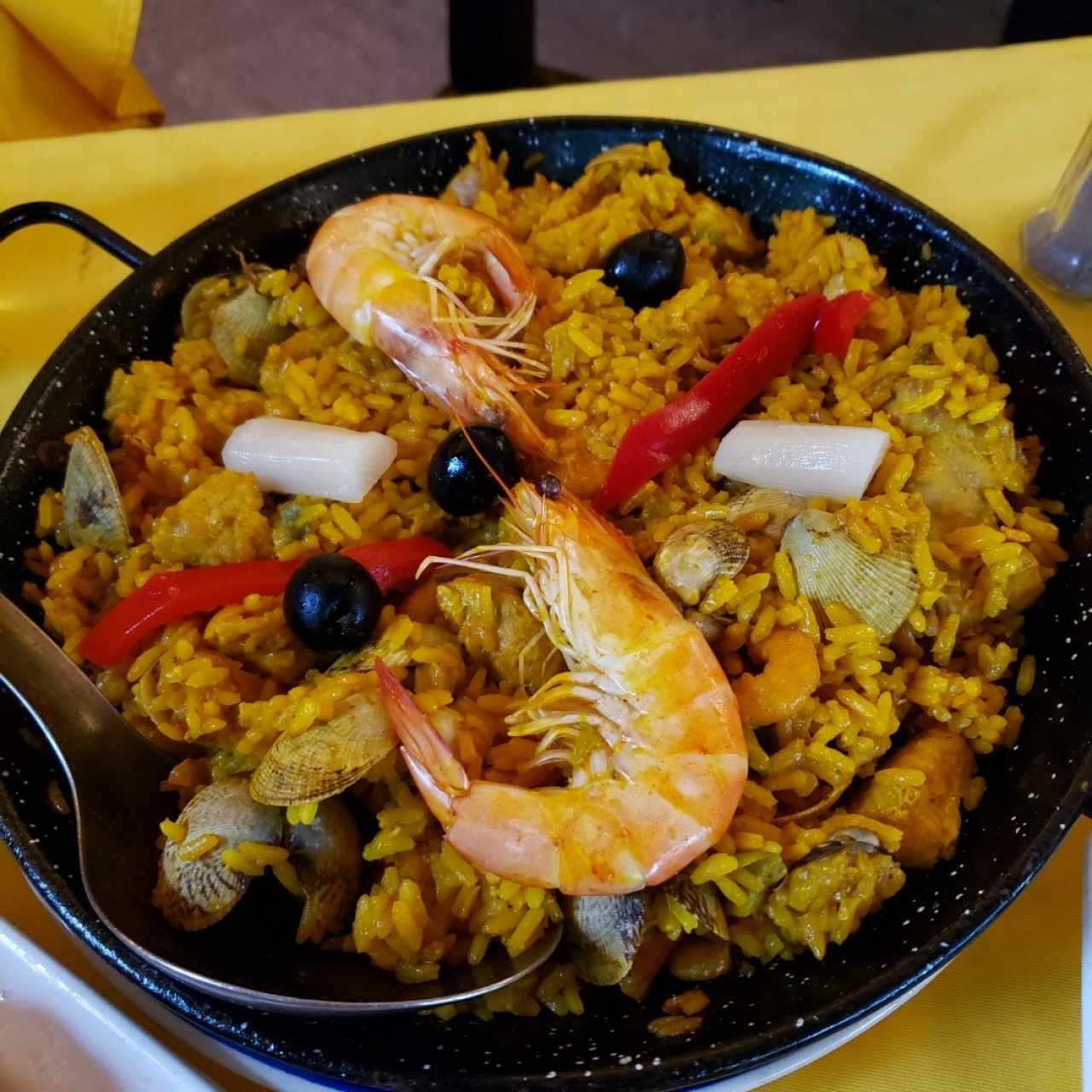 Paella con pollo y puerco