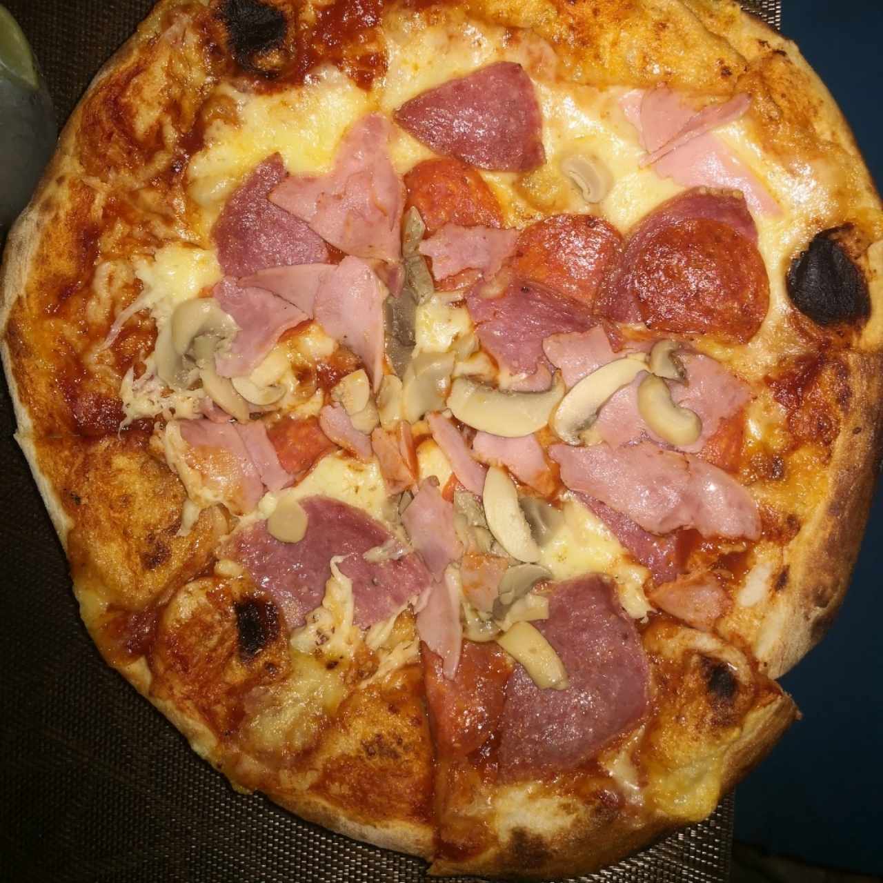 Pizza de peperoni, Jamón y hongos