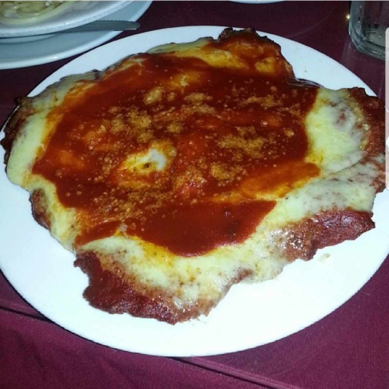 filete a la parmesana especial. Del tamaño del plato. 