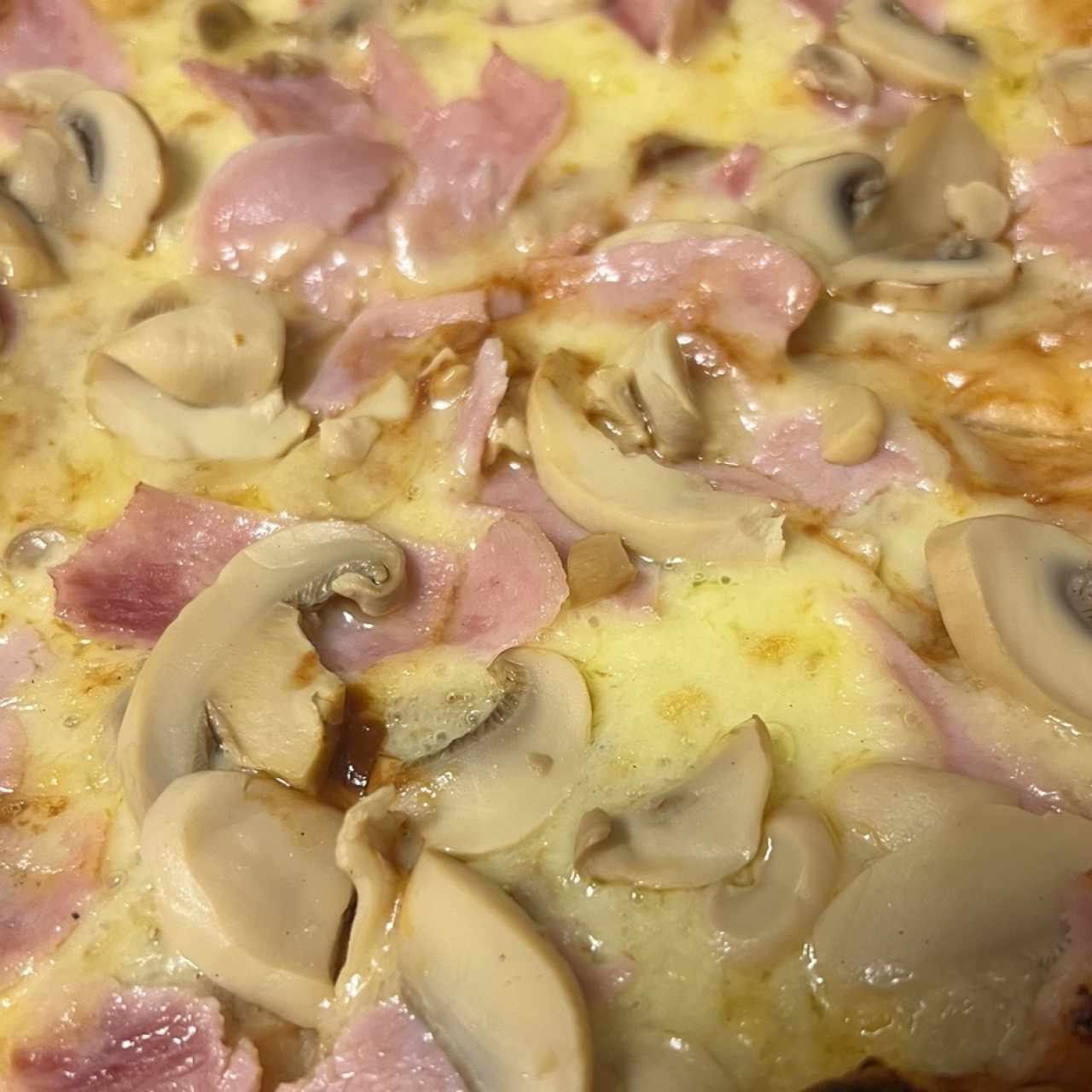 Pizza de jamon con hongos 