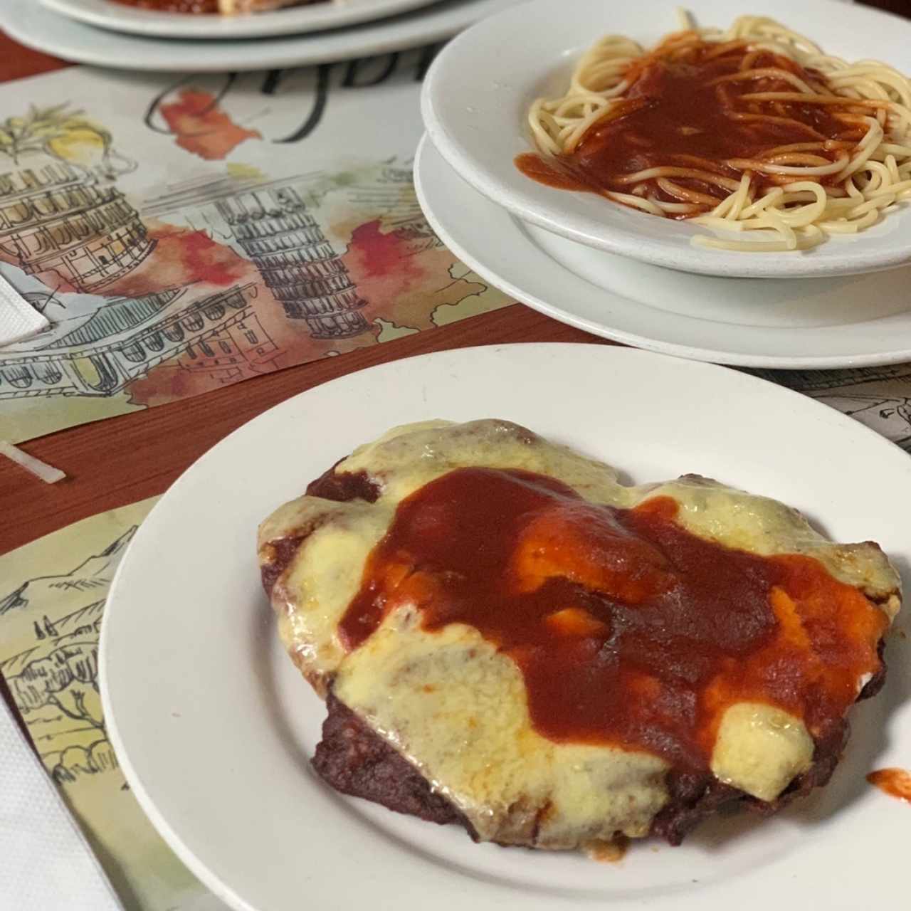 Filete de Res Alla Parmesana acompañado de Spaguetti en S Roja