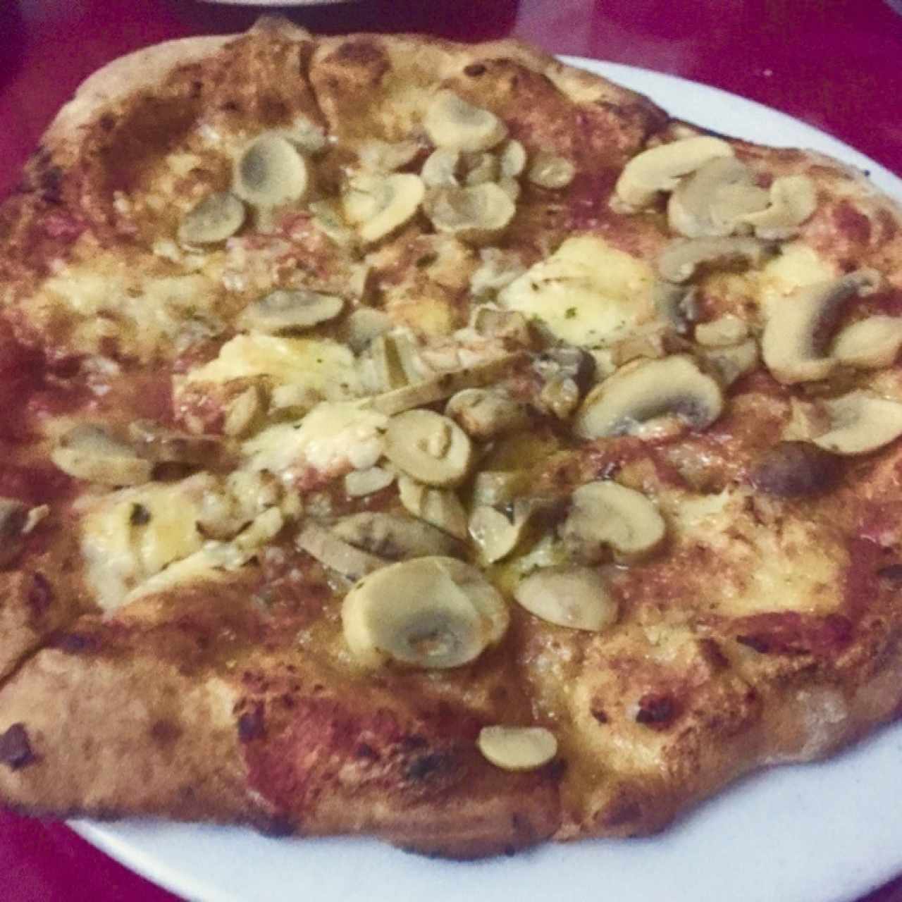 Pizza Marinara con queso y hongos
