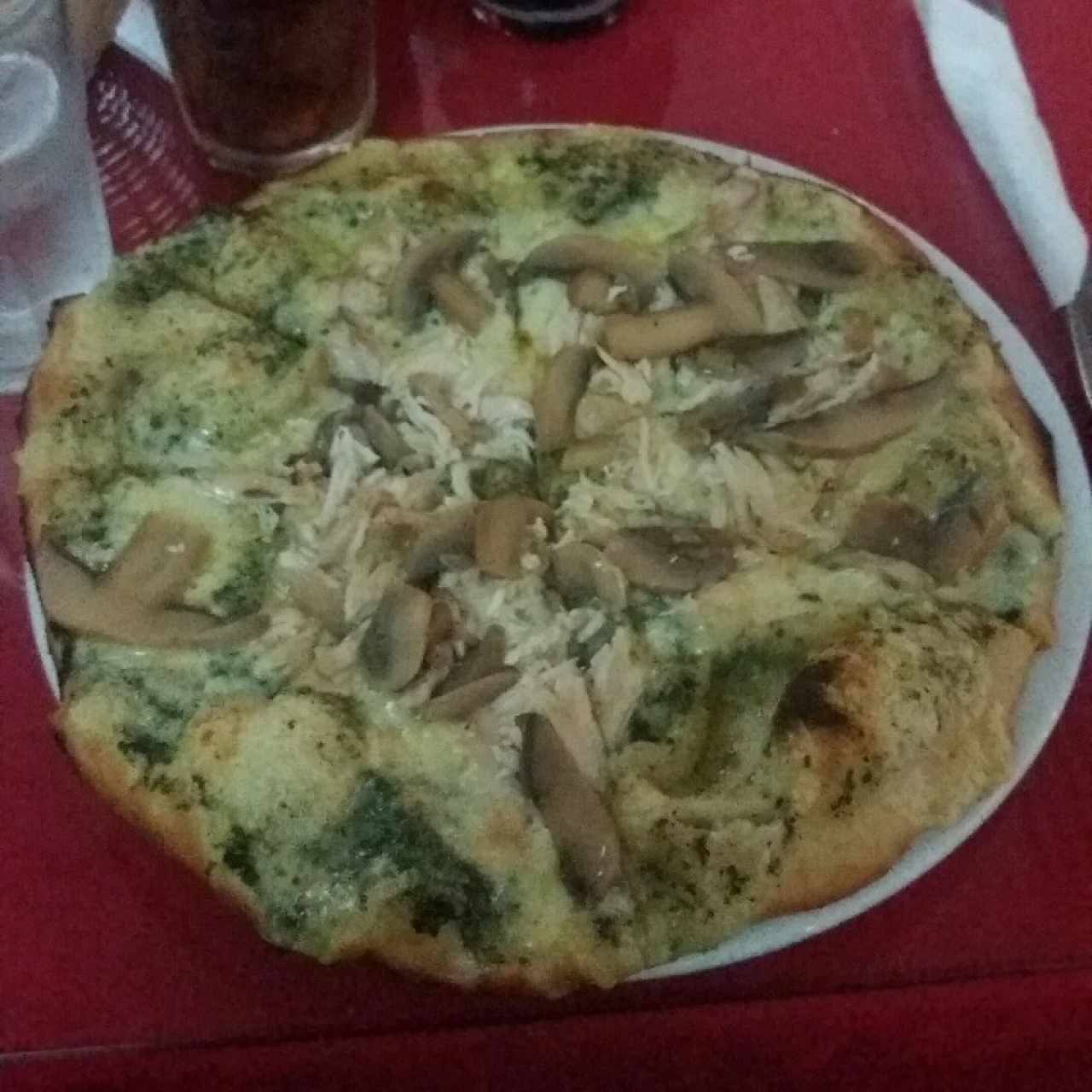 pizza de pollo con hongos en salsa pesto