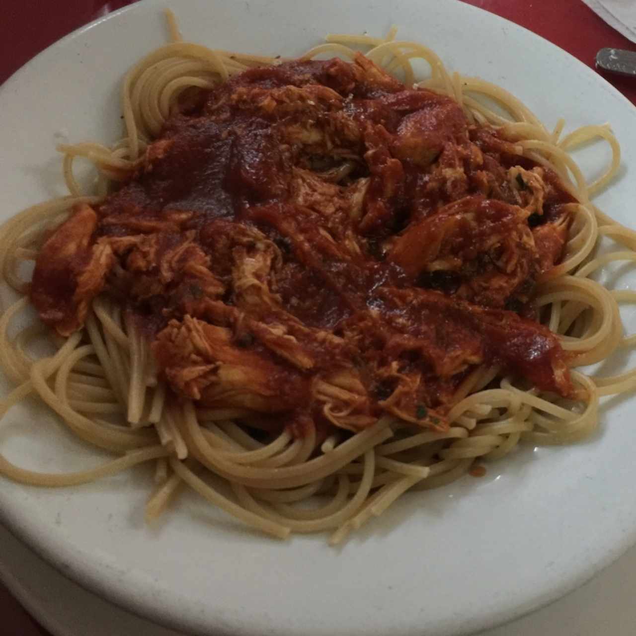 espaguetti integral con pollo en salsa roja