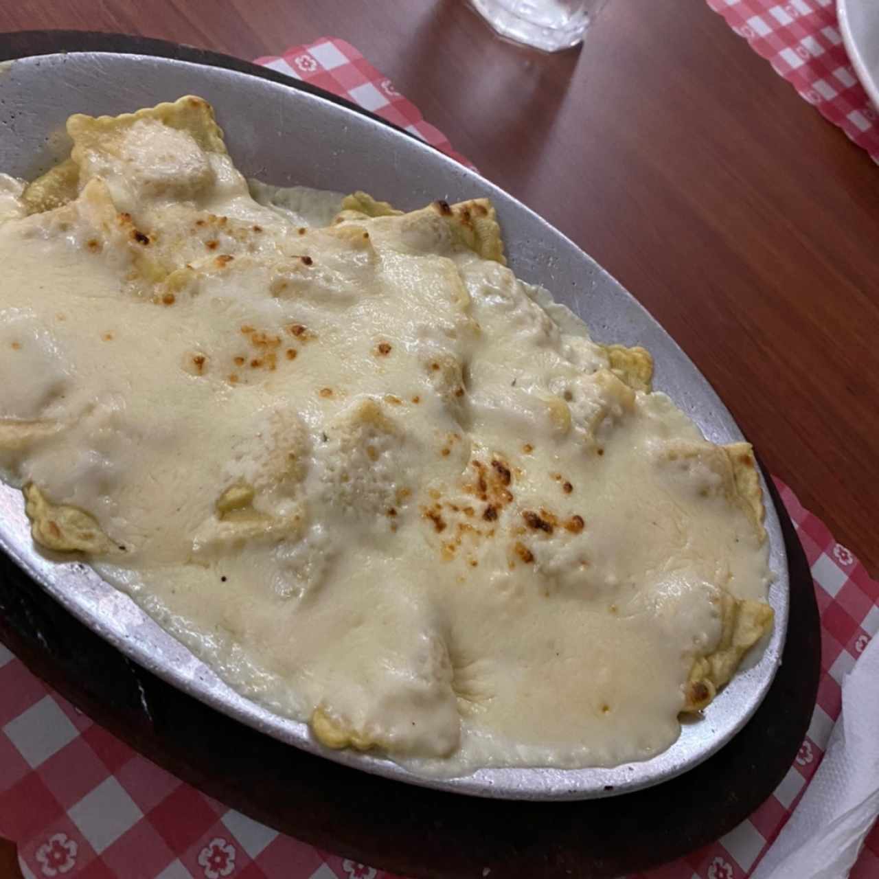 Ravioli de pollo en salsa blanca