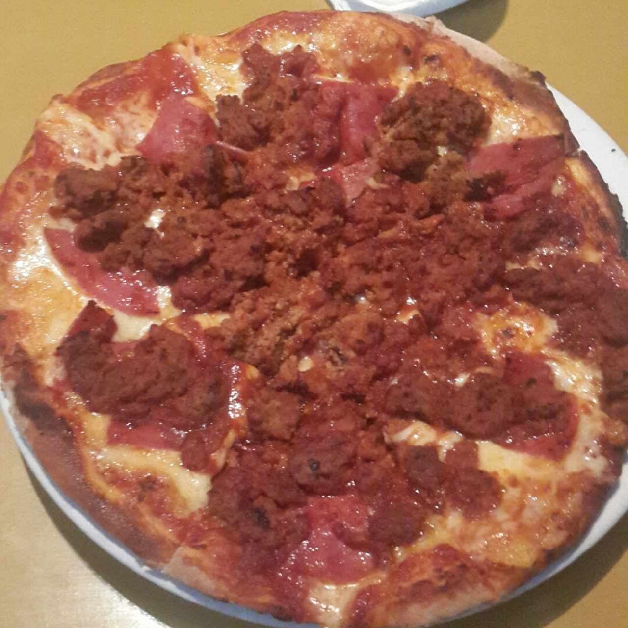 Pizza de carne y Salami