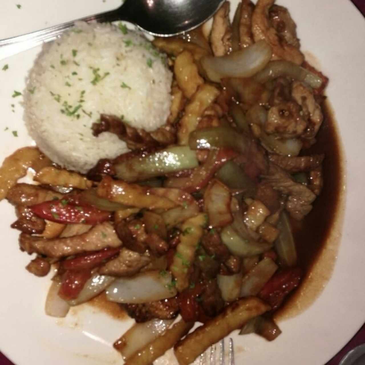 Saltado de tres carnes