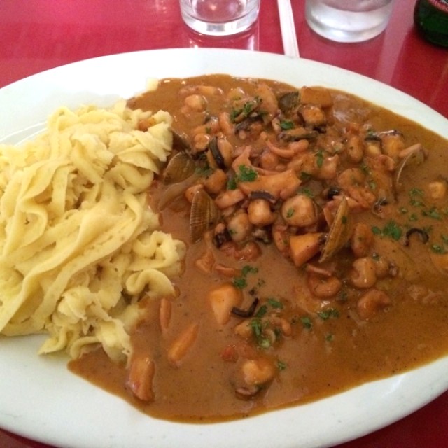 Pescado En Salsa De Mariscos con Pure