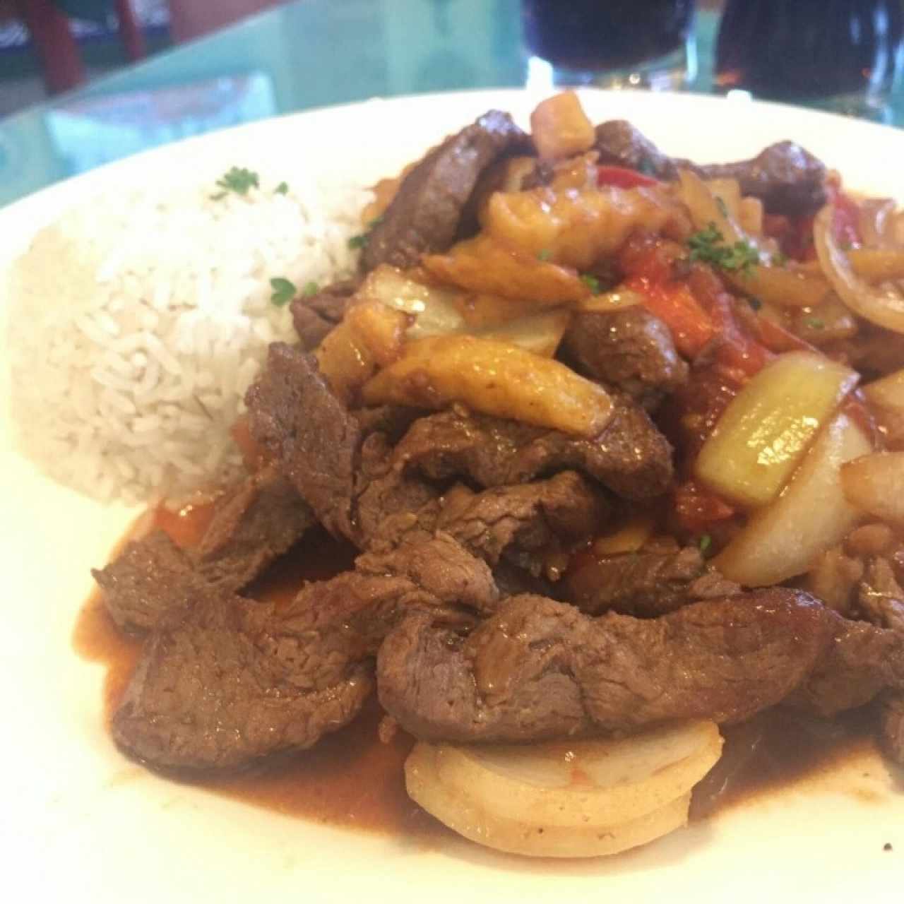 lomo encebollado con papas 