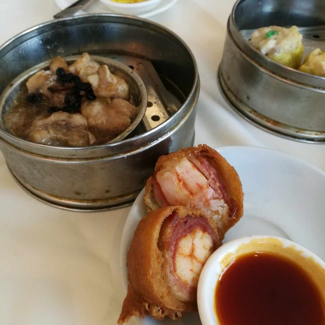 Siu mai, rollitos de camarón y tocino, costillitas...