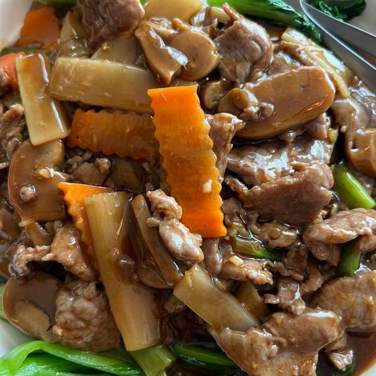 Chow fun de carne estilo chino