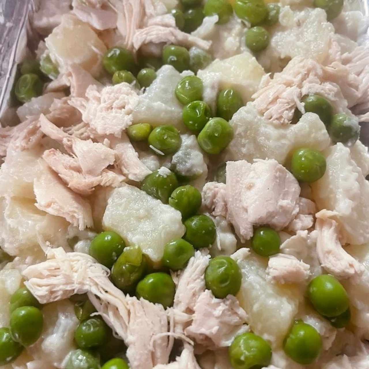 Una orden ENSALADA DE PAPÁ CON POLLO MECHADO Y GUISANTES VERDES