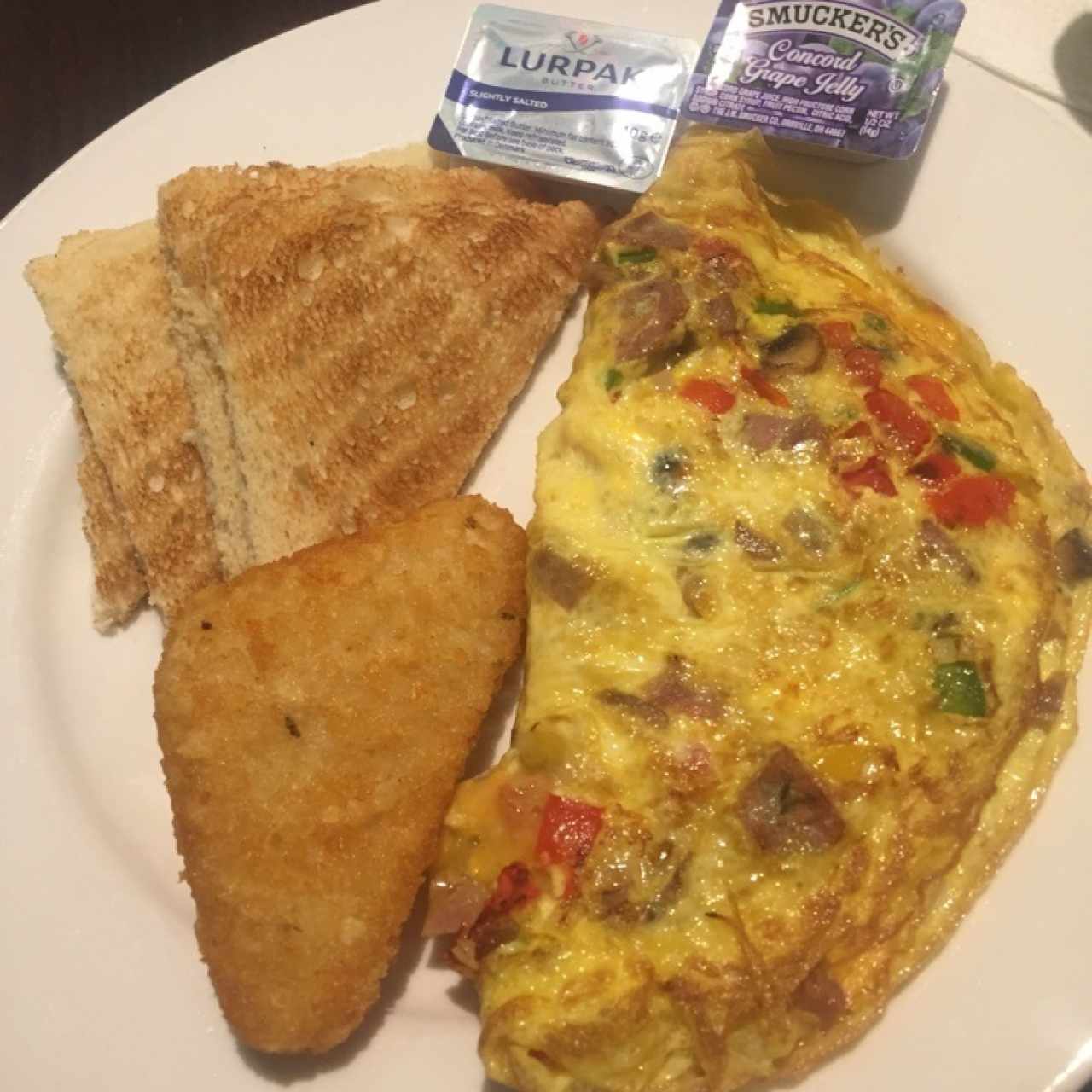 Una Omelette bien resueltaaaaa... con todos los accesorios. Riquisima... el lugar super fresco. Buena atención y calidad de productos. 