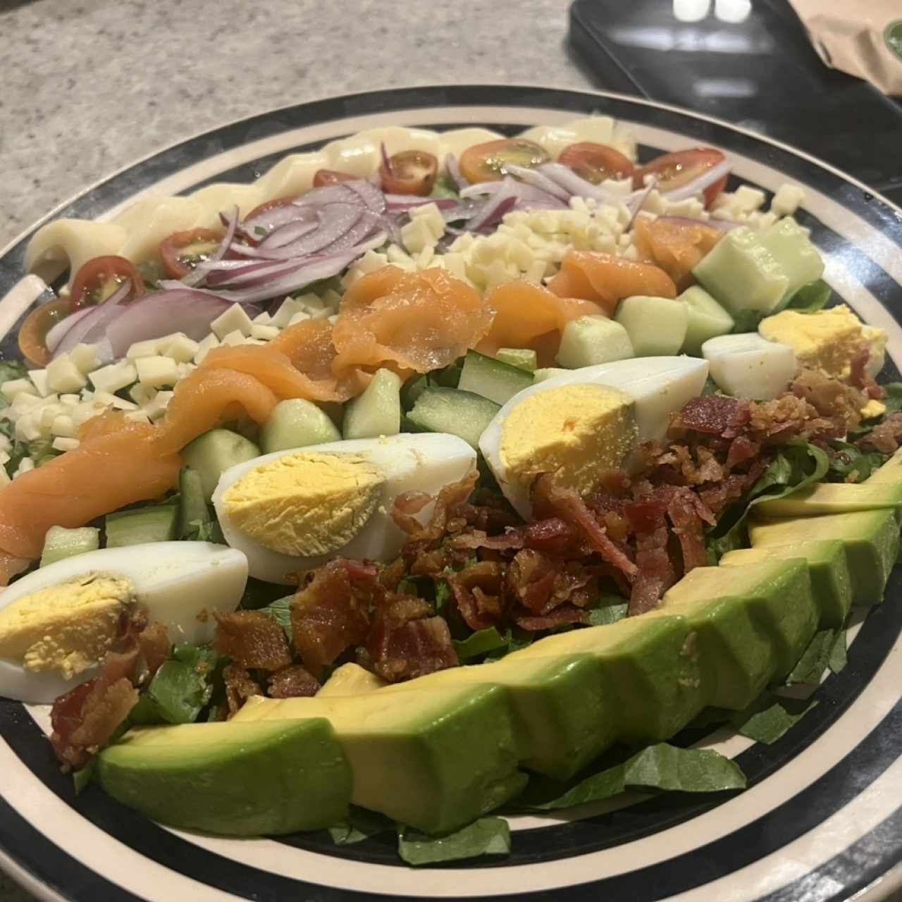 Ensalada Cobb con Salmón Ahumado