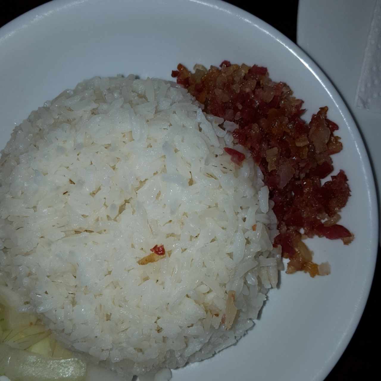 acompañante de la sopa de frijoles.  arroz blanco con bacon.