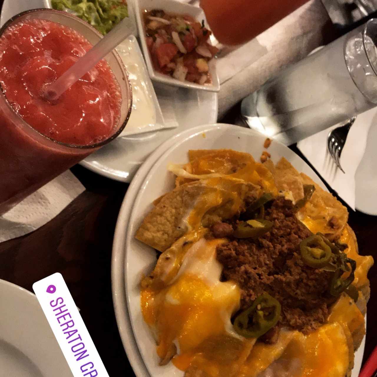 nachos, batido de fresa