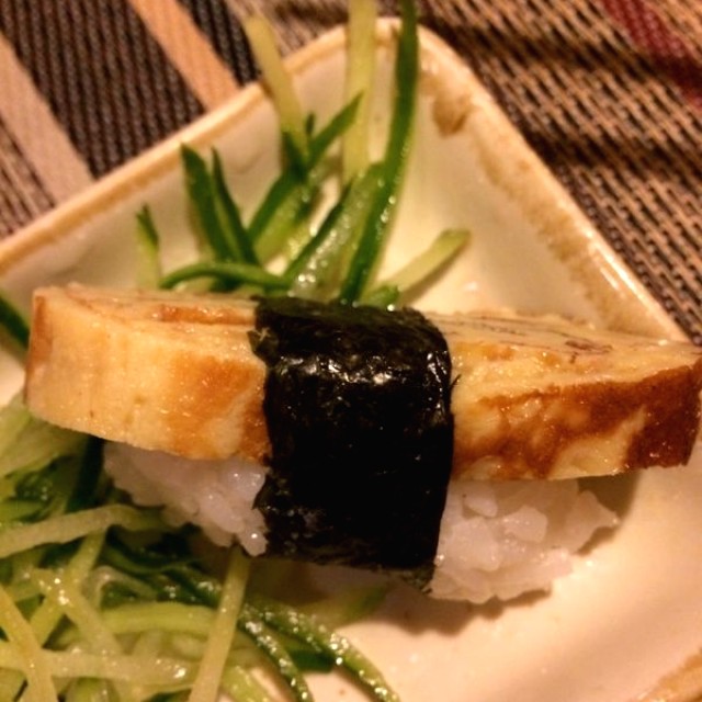 Tamago nigiri (nigiri de omelette dulce)