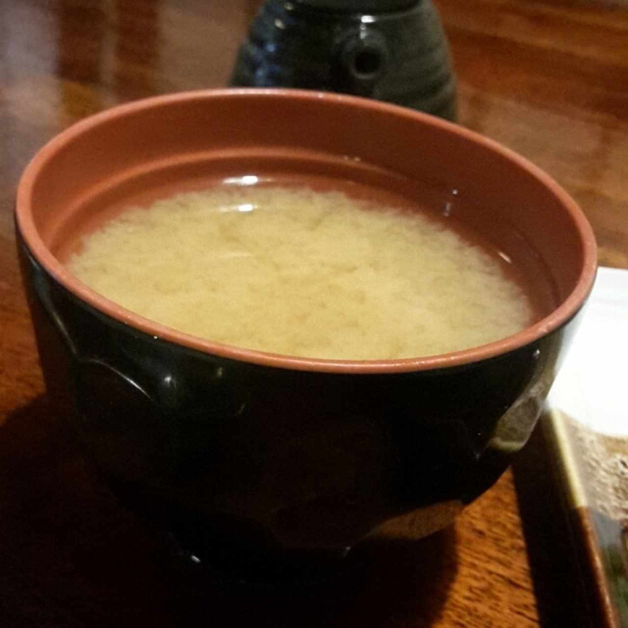 sopa de miso con tofu y cebollina