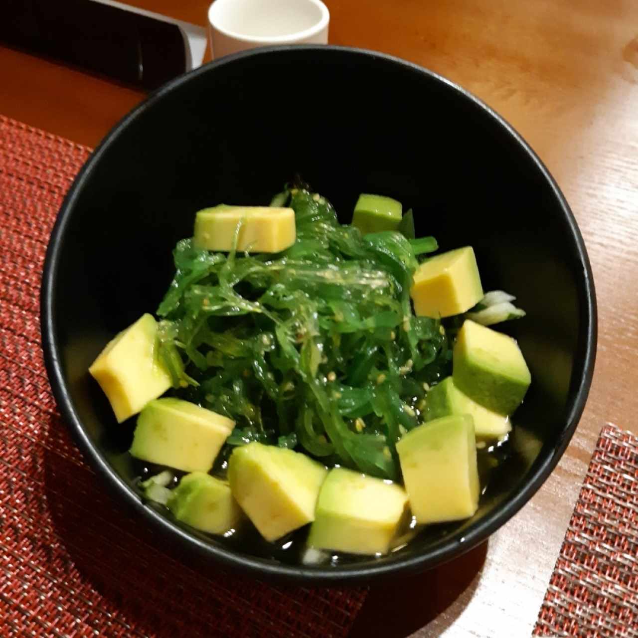 wakame con aguacate