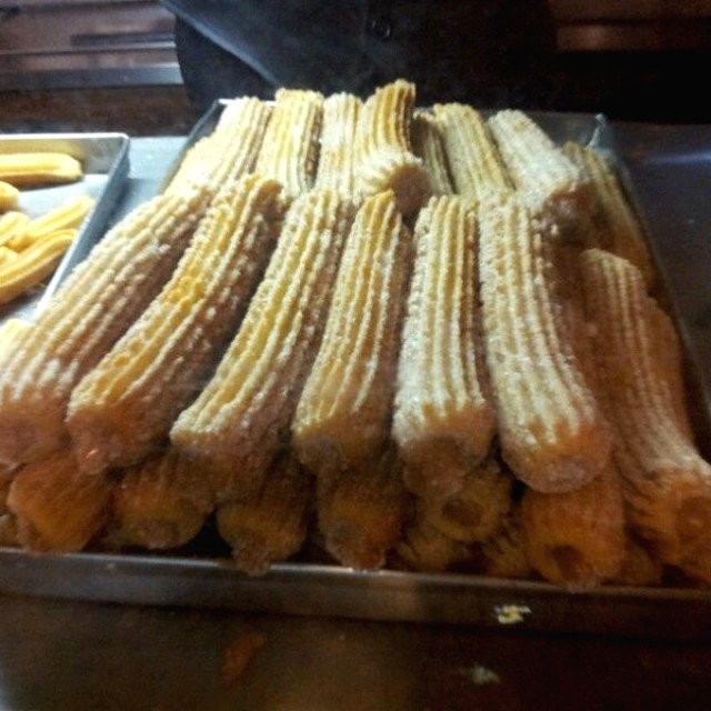 Churros rellenos de manzana y manjar 