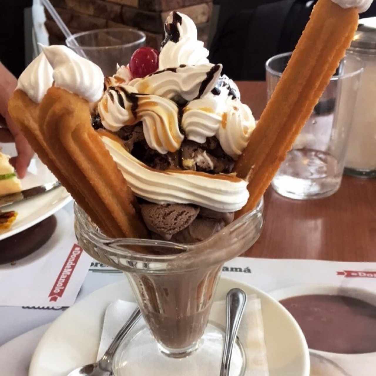 churros con crema chantilli y helado de chocolate