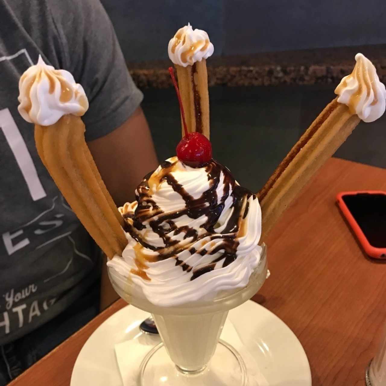 copa de churros con helado y chantillí