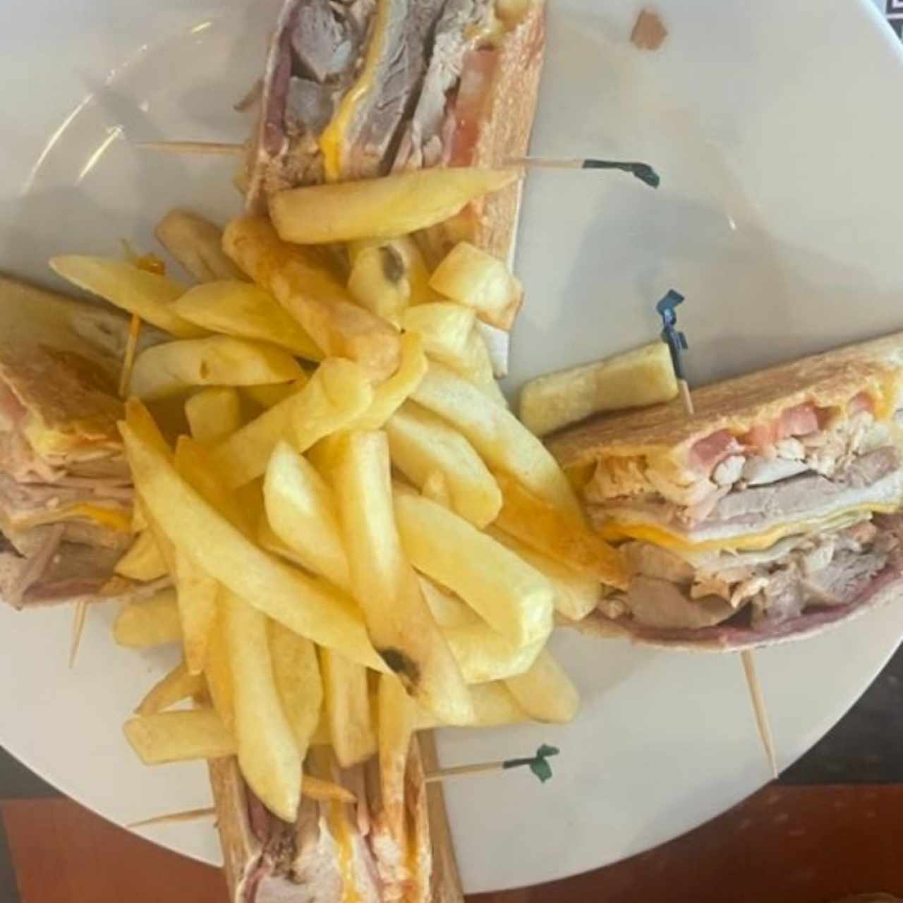 club sándwich con papas fritas 
