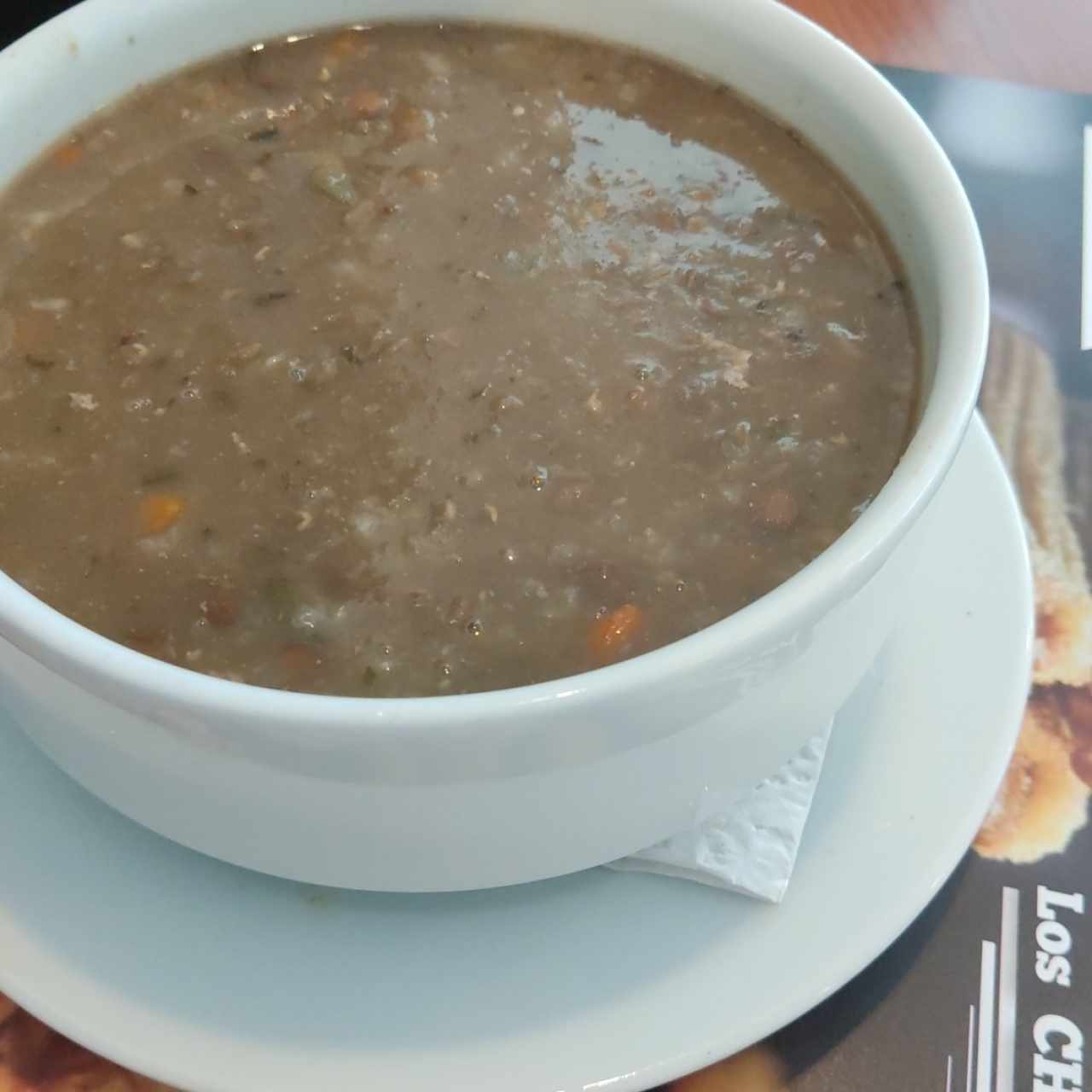 Sopa de lentejas con chispas de carne 