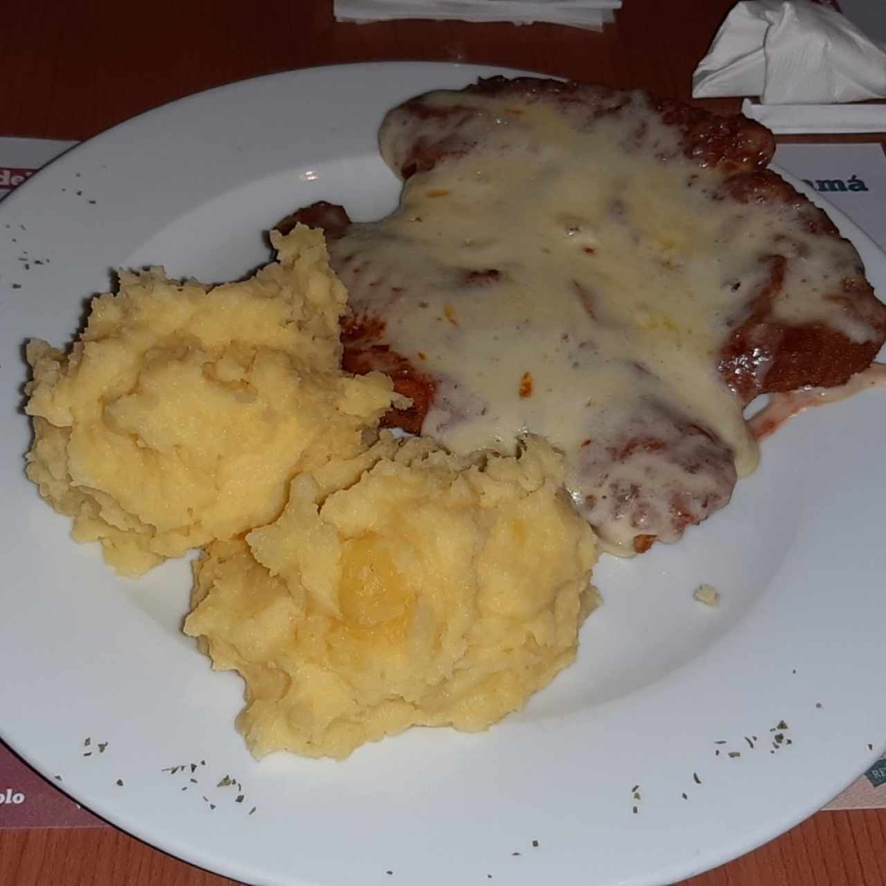 suprema de pollo parmesana con pure