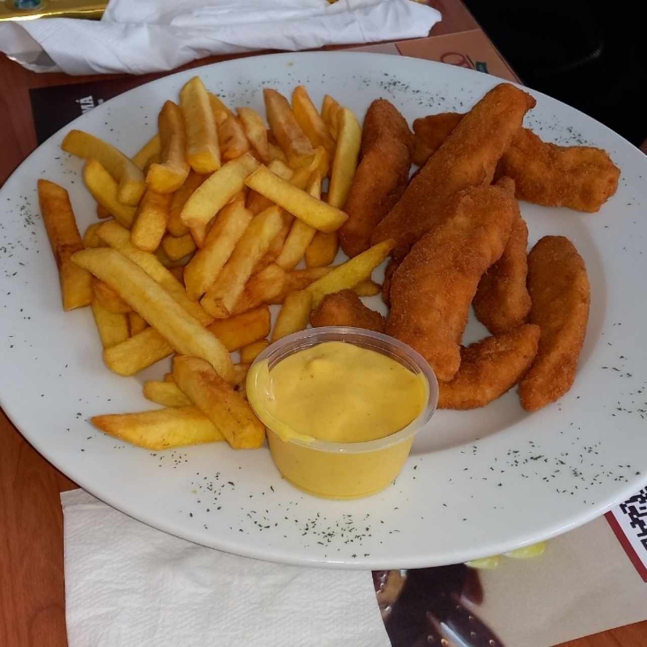 Dedos de pollo con papas fritas