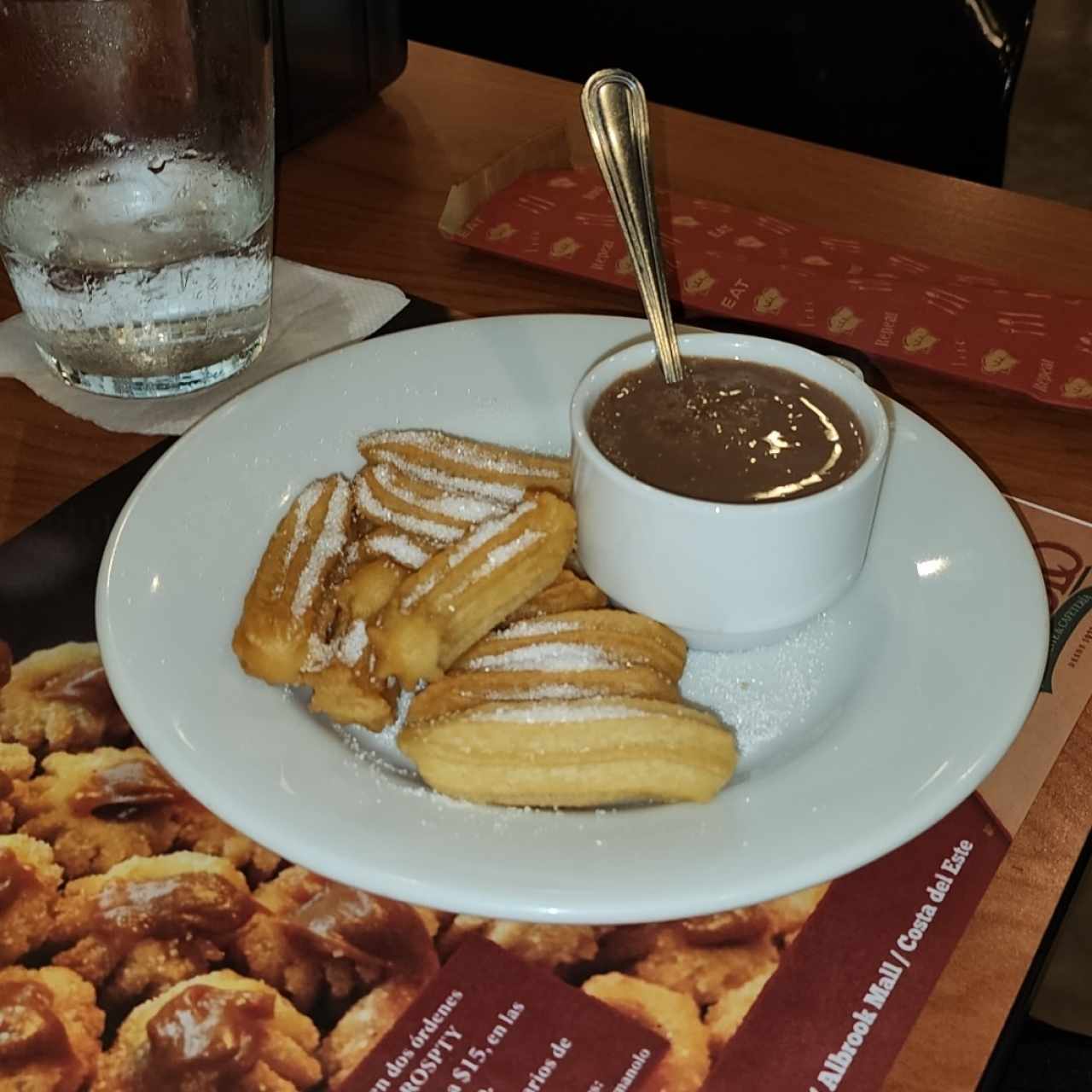 Mini churros con chocolate español