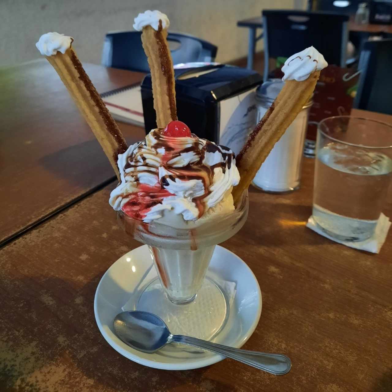 Churros con helado y crema chantilly 