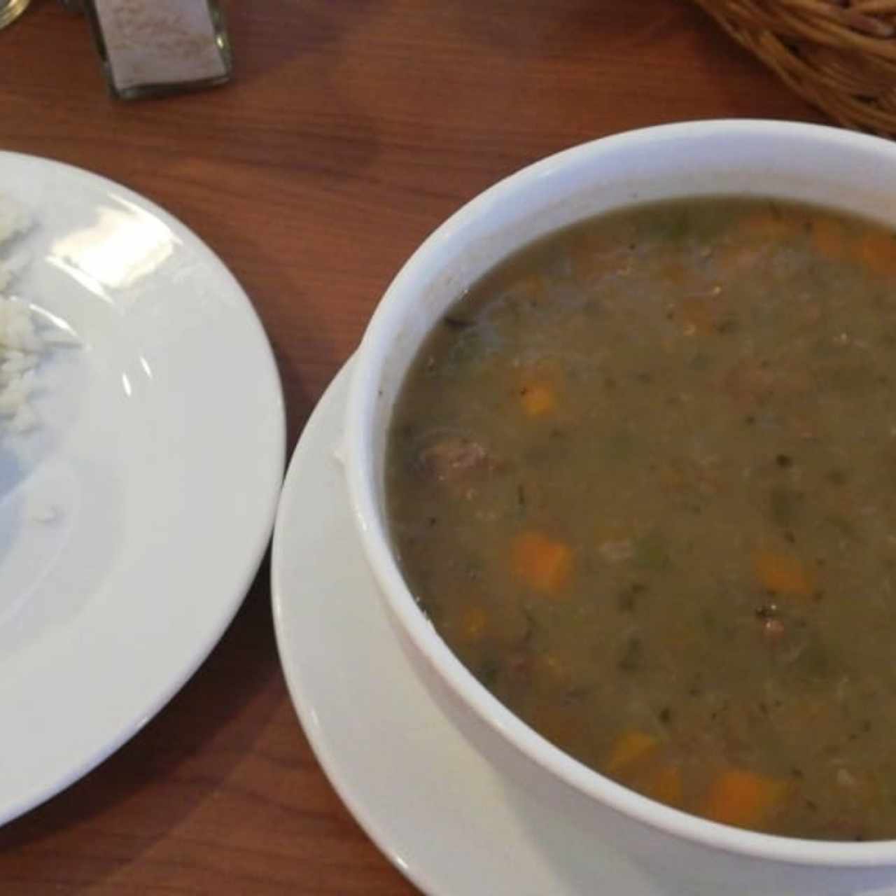 Sopa de lenteja con carne y arroz.