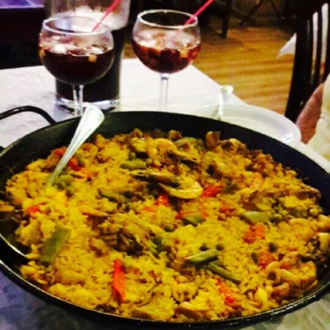 Paella Mixta y Sangría