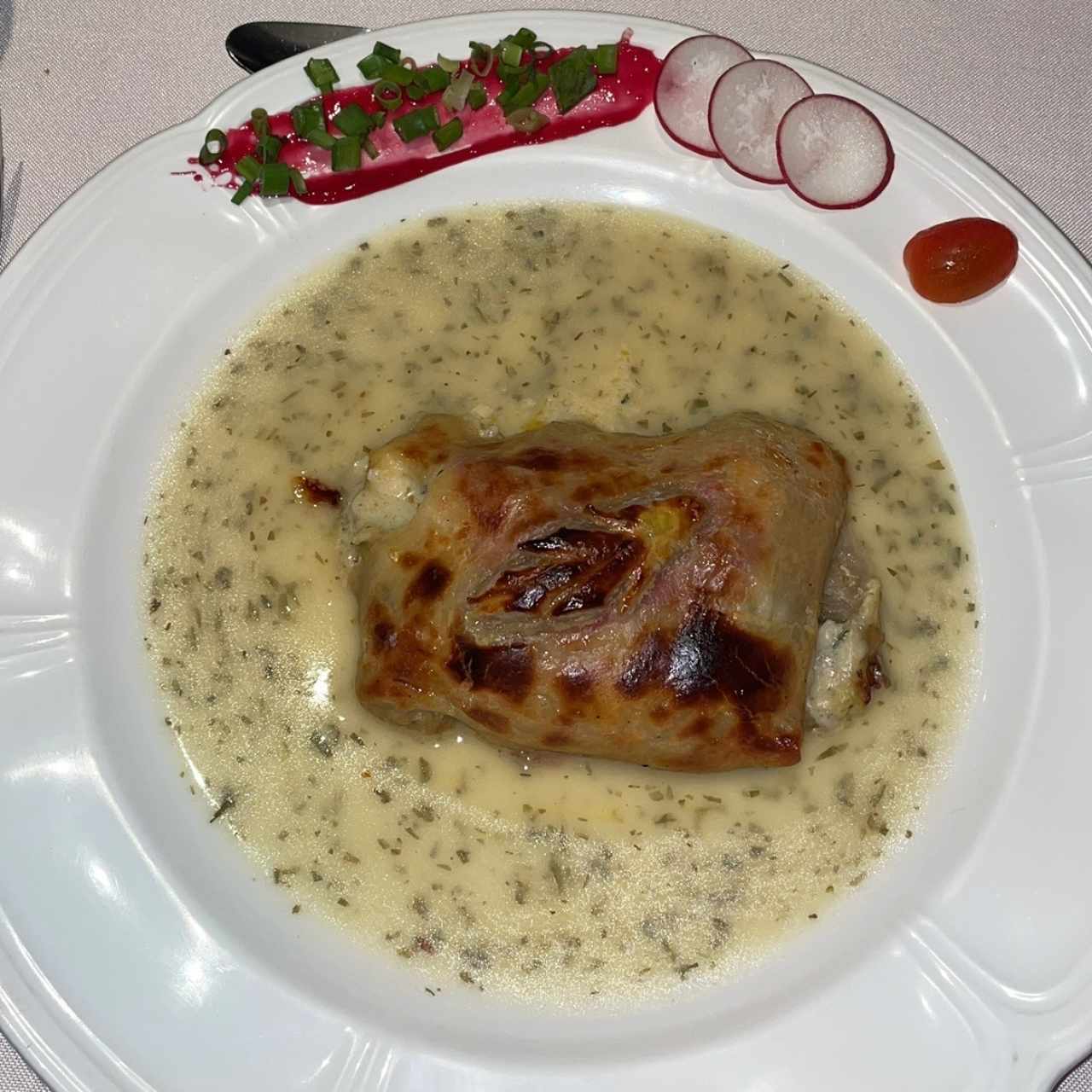 WELLINGTON DE MILHOJAS DE CORVINA CON SALSA DE ENELDO