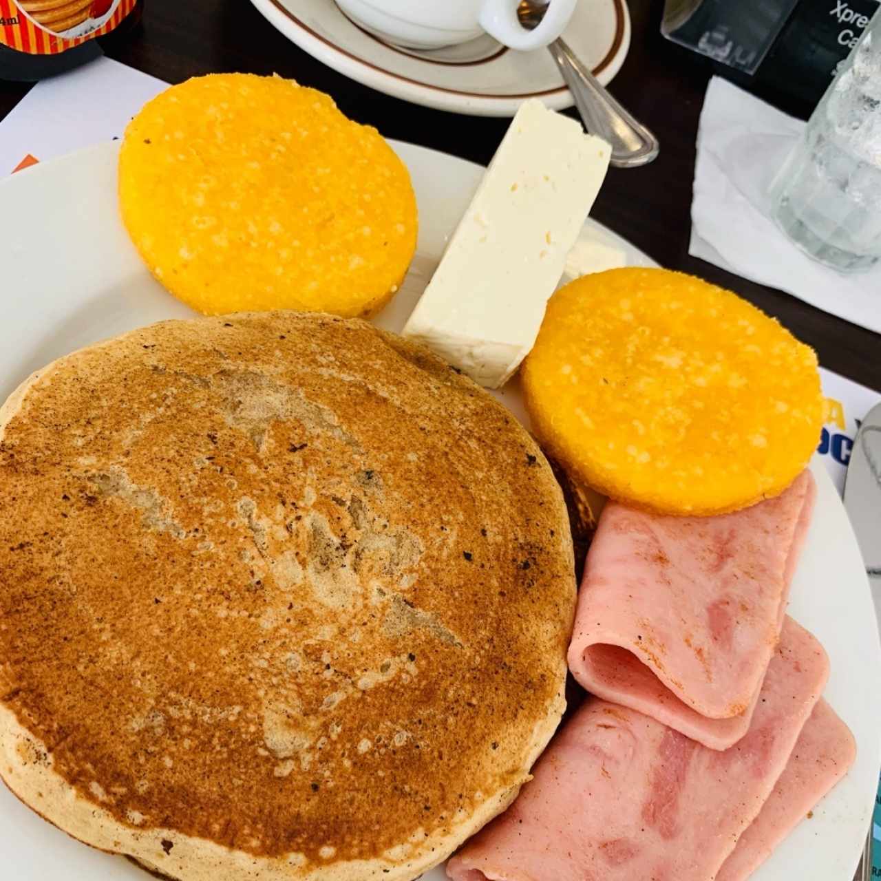 Pancakes, tortilla, queso blanco y jamón